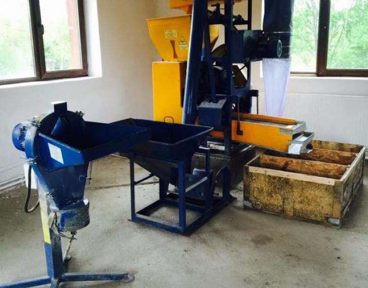 Moarte cumplită. Un salontan de 53 de ani  a murit dupa ce a fost prins într-un utilaj de măcinat porumbul