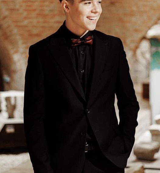 Ion Lianu Popa, admis, la 17 ani,  la Academia Regală de Muzică din Londra, dar și la Conservatorul Universității americane din Cincinnati