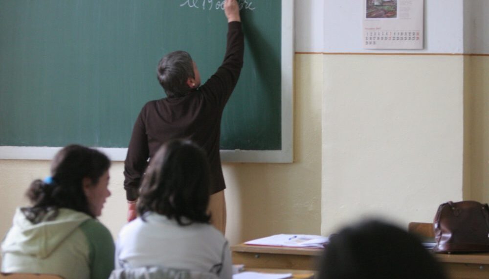 Profesor condamnat la 2 ani de închisoare pentru că a îmbrățișat și a sărutat pe obraz un elev