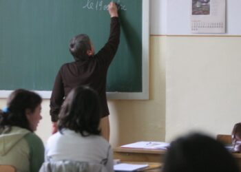 Profesor condamnat la 2 ani de închisoare pentru că a îmbrățișat și a sărutat pe obraz un elev