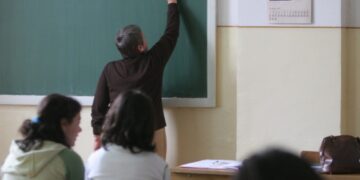 Profesor condamnat la 2 ani de închisoare pentru că a îmbrățișat și a sărutat pe obraz un elev
