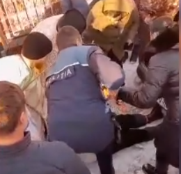 Preot, cercetat după ce s-a întins în fața porții cimitirului să împiedice o înmormântare