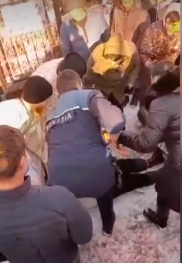 Preot, cercetat după ce s-a întins în fața porții cimitirului să împiedice o înmormântare