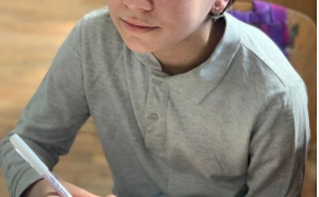 Peste 15.000 lei strânși pentru ca fetița operată de 13 ori, după ce a fost operată de 6 ori greșit la picior, să ajungă la Viena. Beiușenii care fac minuni continuă acțiunea