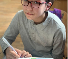 Peste 15.000 lei strânși pentru ca fetița operată de 13 ori, după ce a fost operată de 6 ori greșit la picior, să ajungă la Viena. Beiușenii care fac minuni continuă acțiunea