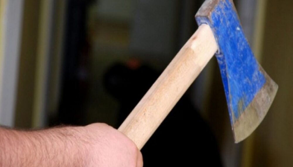 Bărbatul din Girișu de Criș, care a spart ușa fostei partenere cu un topor, rămâne în arest preventiv . Ar fi vrut arest la domiciliu