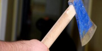 Bărbatul din Girișu de Criș, care a spart ușa fostei partenere cu un topor, rămâne în arest preventiv . Ar fi vrut arest la domiciliu