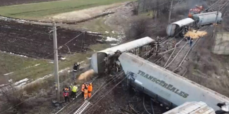 Tren cu 35 de vagoane care circula în relația Salonta – Roșiori Nord, deraiat