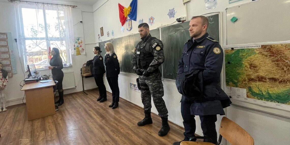 Polițiști din Peniteciarul Oradea, profesori pentru copiii din Sâniob