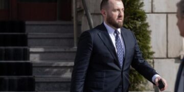  30.000 de euro sau o casă pentru a-și trafica presupusa influență asupra unui procuror 