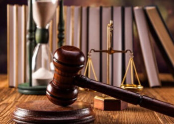 Instanţa care soluţionează pe fond contestaţia în anulare nu poate să reanalizeze care dintre legile penale ce s-au succedat în timp este mai favorabilă