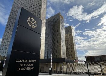 Situația angajatului unei persoane impozabile în scopuri de taxă pe valoarea adăugată ce a emis o factură falsă în care menționează TVA‑ul utilizând identitatea angajatorului său fără știrea și fără consimțământul acestuia | Hotărârea CJUE