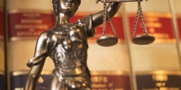 Acțiune în anularea înregistrării: marcă combinată cu element figurativ constând în reprezentarea grafică a imobilului în care îşi are sediul o autoritate publică, invocarea încălcării dreptului la imagine al persoanei juridice | Jurisprudență ÎCCJ