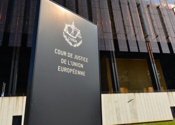 Refuzul unui stat membru de a elibera unuia dintre resortisanții săi, pe lângă pașaport, o carte de identitate cu valoare de document de călătorie pentru singurul motiv că are domiciliul în alt stat membru este contrar dreptului Uniunii