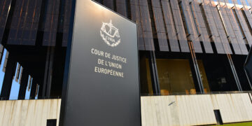 Refuzul unui stat membru de a elibera unuia dintre resortisanții săi, pe lângă pașaport, o carte de identitate cu valoare de document de călătorie pentru singurul motiv că are domiciliul în alt stat membru este contrar dreptului Uniunii