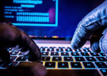 Fapta de a deschide şi utiliza un cont pe o reţea de socializare deschisă publicului, folosind ca nume de utilizator numele unei alte persoane şi introducând date personale reale care permit identificarea acesteia, întruneşte două dintre cerinţele esenţiale ale infracţiunii de fals informatic