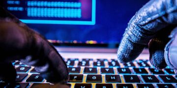 Fapta de a deschide şi utiliza un cont pe o reţea de socializare deschisă publicului, folosind ca nume de utilizator numele unei alte persoane şi introducând date personale reale care permit identificarea acesteia, întruneşte două dintre cerinţele esenţiale ale infracţiunii de fals informatic