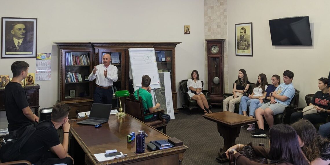 Cum stăm cu drogurile în școli? Tată a doi copii, elevi, prefectul Țiplea a vrut să afle ce se întâmplă în școlile din Bihor. 20 de fapte penale, o tentativă de omor