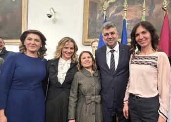 Cine e bihoreanca aflată la întâlnirea românilor din Italia cu premierul Ciolacu. Acesta le-a cerut scuze pentru că „ați fost nevoiți la un moment dat să plecați din țară„