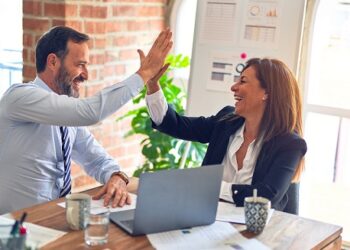 Angajatorii pot oferi salariatelor tichete-cadou de până la 300 de lei, de 8 Martie. 5% din angajatele din România sunt din Bihor