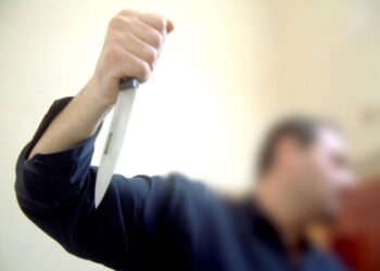 Orădeanul care alerga cu două cuțite după agenții de securitate a unui bar amenințând:„Vă omor! Bag cuțitul în voi!”, condamnat