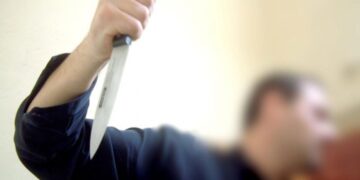 Orădeanul care alerga cu două cuțite după agenții de securitate a unui bar amenințând:„Vă omor! Bag cuțitul în voi!”, condamnat