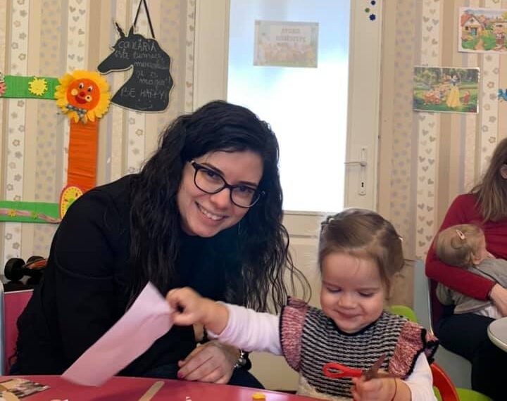 Orădeanca Cristina Avrigeanu deschide cursurile la “Școala părinților de azi”. 4000 de părinți  în bănci