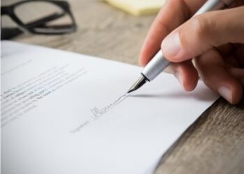 Validitatea cererii de chemare în judecată, transmisă instanței judecătorești prin poștă electronică, în formă scanată, identificându-se pe înscrisul imprimat executarea unei semnături olografe | Practică neunitară