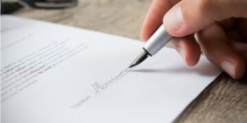 Validitatea cererii de chemare în judecată, transmisă instanței judecătorești prin poștă electronică, în formă scanată, identificându-se pe înscrisul imprimat executarea unei semnături olografe | Practică neunitară