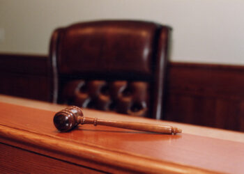 Competenţa instanţei de judecată în soluţionarea cauzelor penale având ca obiect infracţiuni săvârşite de judecători şi procurori care au dobândit un grad profesional superior celui al instanţei/parchetului în care îşi desfăşoară efectiv activitatea 