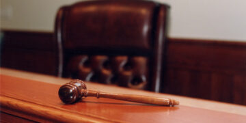 Competenţa instanţei de judecată în soluţionarea cauzelor penale având ca obiect infracţiuni săvârşite de judecători şi procurori care au dobândit un grad profesional superior celui al instanţei/parchetului în care îşi desfăşoară efectiv activitatea 