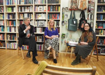 Max, unicul supraviețuitor al unui accident aviatic din copilărie, și-a început călătoria la Oradea. Profesoara Claudia Elena Peter i-a dat viață