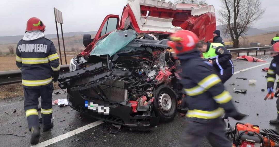 Drum blocat între Cluj și Oradea, accident între o autouitilitară și un autotren. Un bărbat a murit