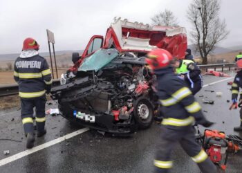 Drum blocat între Cluj și Oradea, accident între o autouitilitară și un autotren. Un bărbat a murit