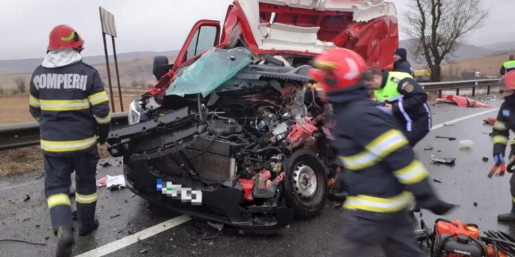 Drum blocat între Cluj și Oradea, accident între o autouitilitară și un autotren. Un bărbat a murit