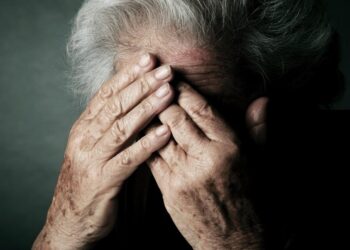 Adolescent de 16 ani arestat preventiv după ce a atacat o bătrânică de 88 de ani în casă, a bătut-o cu o bâtă, i-a furat portmoneul și telefonul