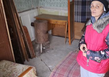 A crescut la „casa de copii”, acum trăiește într-o casă fără curent și fără încălzire