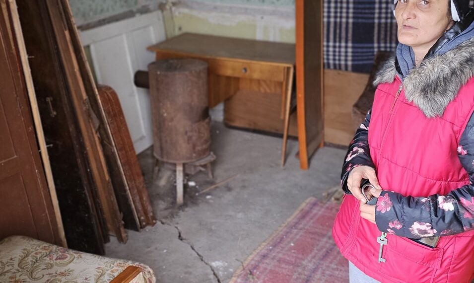 A crescut la „casa de copii”, acum trăiește într-o casă fără curent și fără încălzire