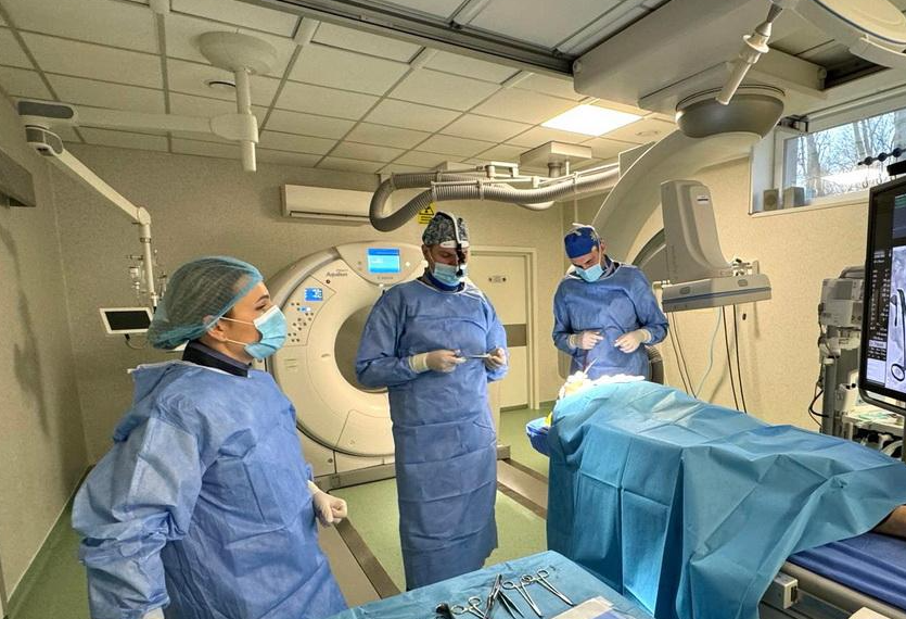 Bărbat de 33 de ani, intervenție în premiră la Oradea. I-au scos o sârmă din mandibulă prin asistarea imagistică a intervenției prin ghidaj fluoroscopic