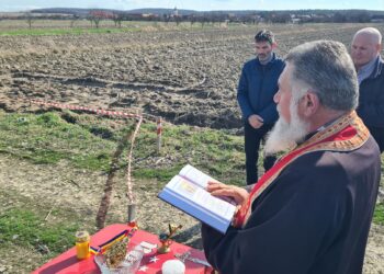 Au sfințit locul pentru capela mortuară din Felcheriu. Gata în 5 luni