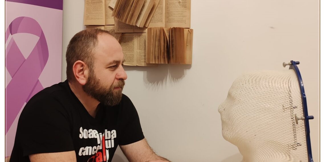 Mască termoplastică purtată de Sandu Dascăl, co-fondator Asociația Buni Prieteni, în lupta câștigată cu cancerul, vedetă în expoziția de la Casa Darvas