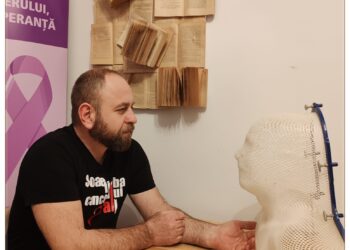 Mască termoplastică purtată de Sandu Dascăl, co-fondator Asociația Buni Prieteni, în lupta câștigată cu cancerul, vedetă în expoziția de la Casa Darvas