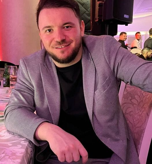 Artist găsit mort în casă. Pe 10 februarie a cântat la nunta Andradei Tulvan