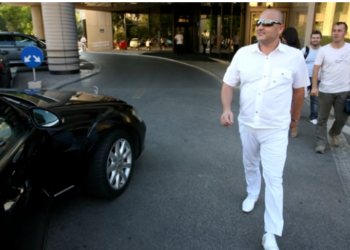 Un celebru patron de club de fotbal a bătut un avocat.„M-a lovit de două ori cu palma peste față, m-a scuipat, mi-a luat ochelarii și mi i-a spart de cap„