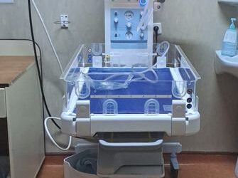 Un incubator pentru micuții care necesită resuscitare în primele clipe de viață, donat Maternități Oradea de Asociației pentru micuțul Noel
