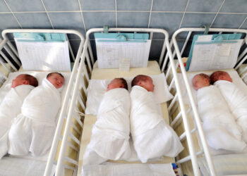 Șocant. Anchetă. Fetițe schimbate la naștere. Mamele au plecat acasă cu alți bebeluși