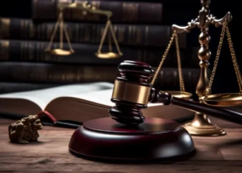 Soluția legislativă cuprinsă în Codul penal, care privește instituția împăcării ce are loc până la citirea actului de sesizare a instanţei, este constituțională numai în măsura în care nu se aplică în ipoteza schimbării încadrării juridice a faptei | Decizia CCR