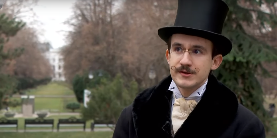 Povestea orădeanului care la 20 de ani e figură emblematică în București. Aerul de marchiz de secol XIX al studentului de la Istoria Artei trezește curiozitatea