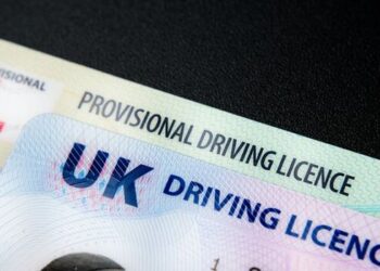 Conducerea pe drumurile publice a unui vehicul de către o persoană care deţine un permis de conducere provizoriu valabil, eliberat de autoritatea competentă din Marea Britanie constituie infracţiunea de conducere a unui vehicul fără permis de conducere în situaţia în care persoana nu are dreptul de a conduce autovehicule în România