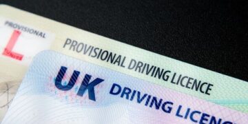 Conducerea pe drumurile publice a unui vehicul de către o persoană care deţine un permis de conducere provizoriu valabil, eliberat de autoritatea competentă din Marea Britanie constituie infracţiunea de conducere a unui vehicul fără permis de conducere în situaţia în care persoana nu are dreptul de a conduce autovehicule în România